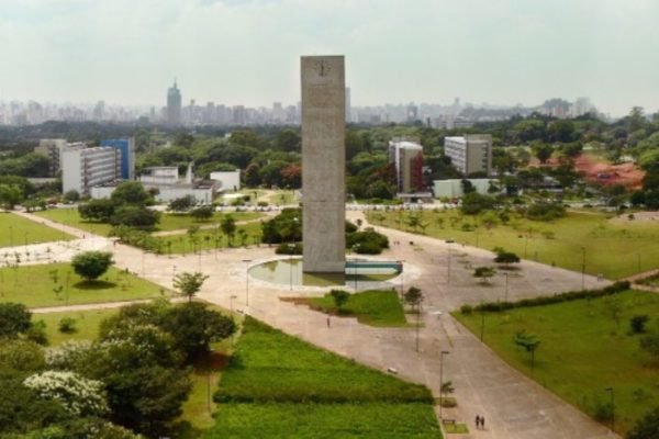 Imagem colorida mostra a Praça do Relógio da Universidade de São Paulo (USP), com os prédios do CRUSP e da Administração Central ao fundo - Metrópoles