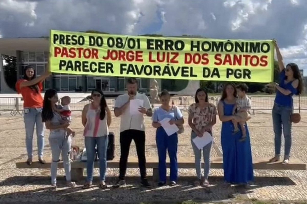 Familiares pastor Jorge Luiz Santos em frente ao STF