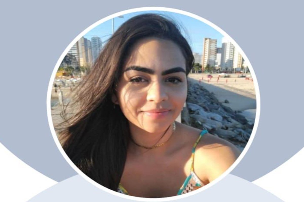 Gabriela Rosa, jovem de cabelos pretos e biquíni na praia, foto só de rosto