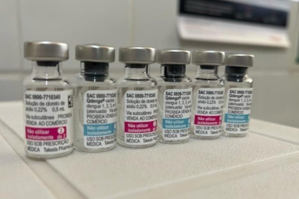 Foto colorida de doses da vacina contra a dengue produzida pelo laboratório Takeda - Metrópoles