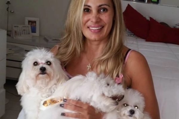 Ângela Bismarchi posa com seus três cachorrinho para as redes sociais - Metrópoles