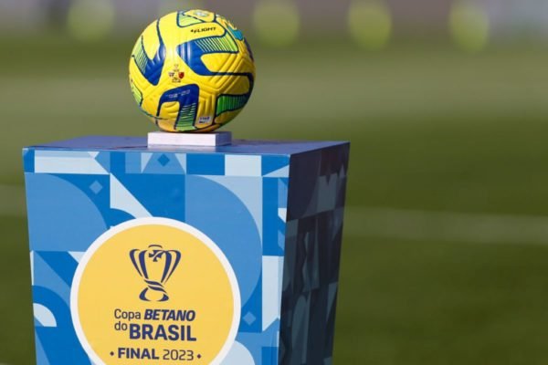 Imagem colorida da bola usada na final da Copa do Brasil de 2023