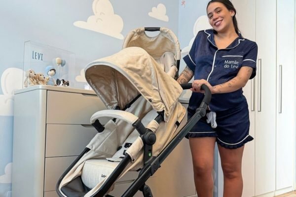 Karine Carrijo posa em uma loja de produtos para bebê - Metrópoles