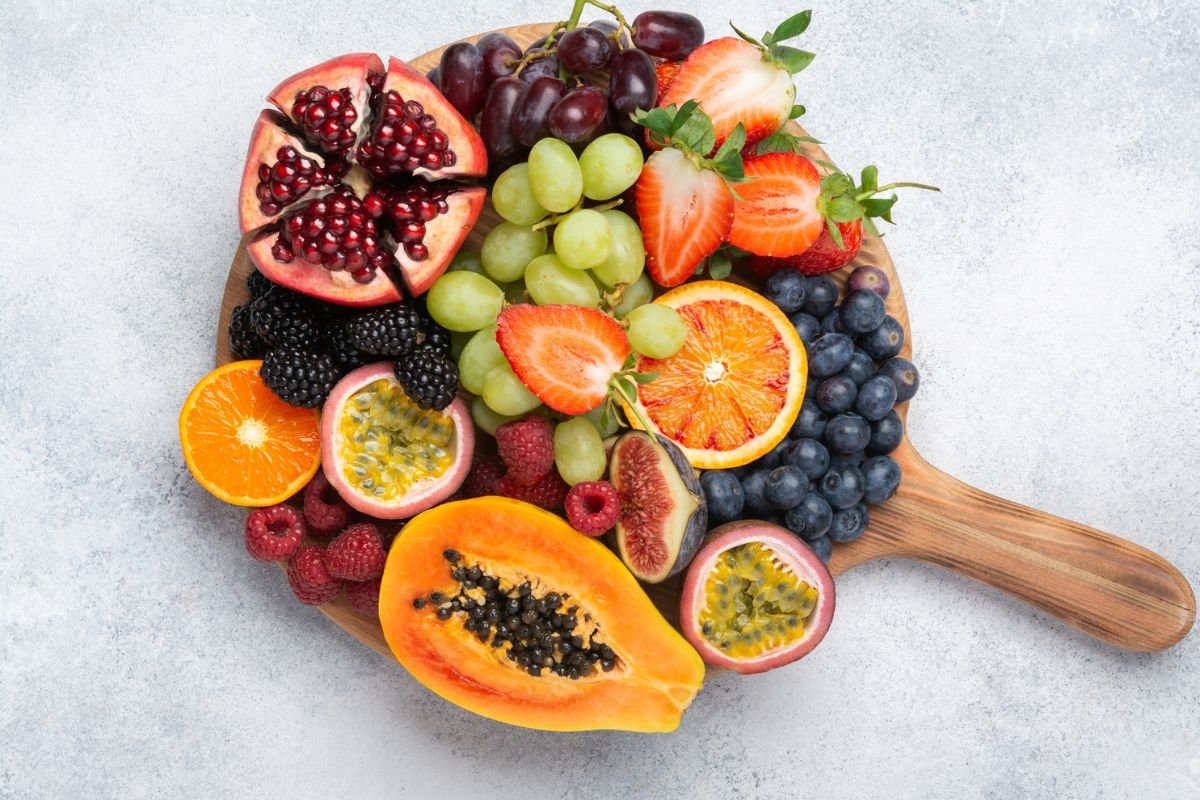 tábua com frutas coloridas e diversas