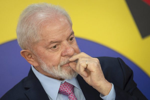 Presidente Lula com a mão no rosto durante ato no palacio do planalto - Metrópoles 5
