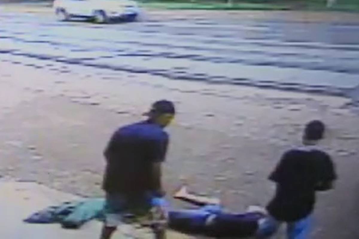 Frame de vídeo mostra momento em que jovem é largado no meio da rua insconsciente