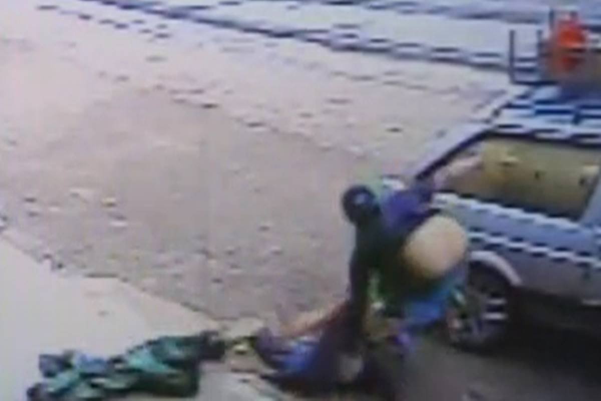 Frame de vídeo mostra momento em que jovem é agredido brutalmente