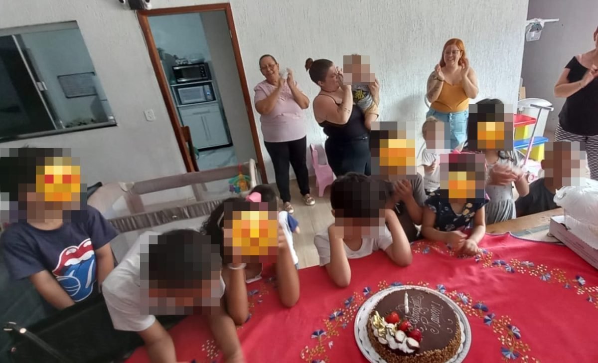 Imagem colorida de crianças em festa de aniversário