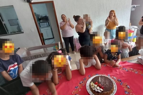 Imagem colorida de crianças em festa de aniversário
