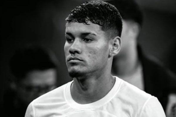 foto em preto e branco do jogador de futebol da sub20 do Corinthians Dimas - Metrópoles
