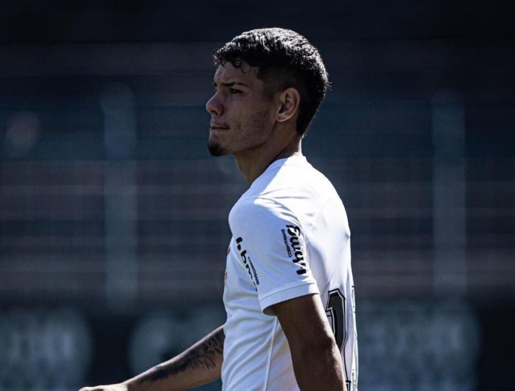 Imagem de jogador com camisa do Corinthians caminhando - Metrópoles