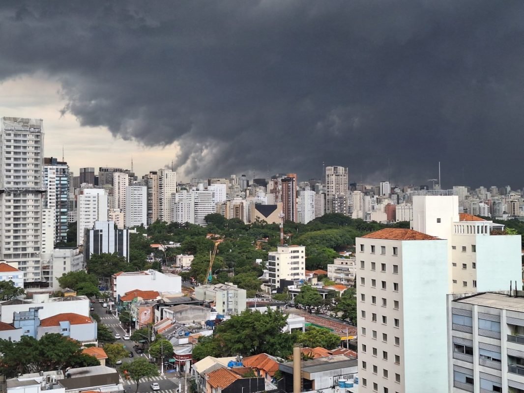 Imagem mostra nuvens carregadas sobre cidade - Metrópoles