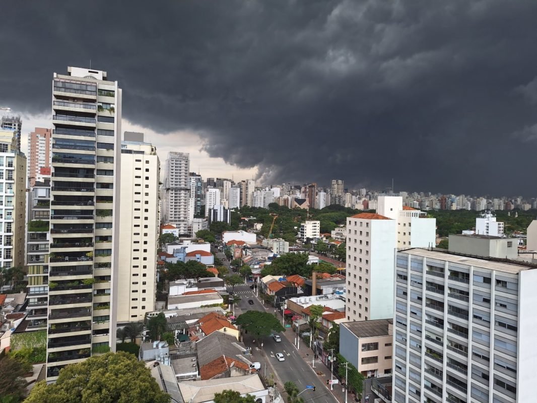 Imagem mostra nuvens carregadas sobre cidade - Metrópoles