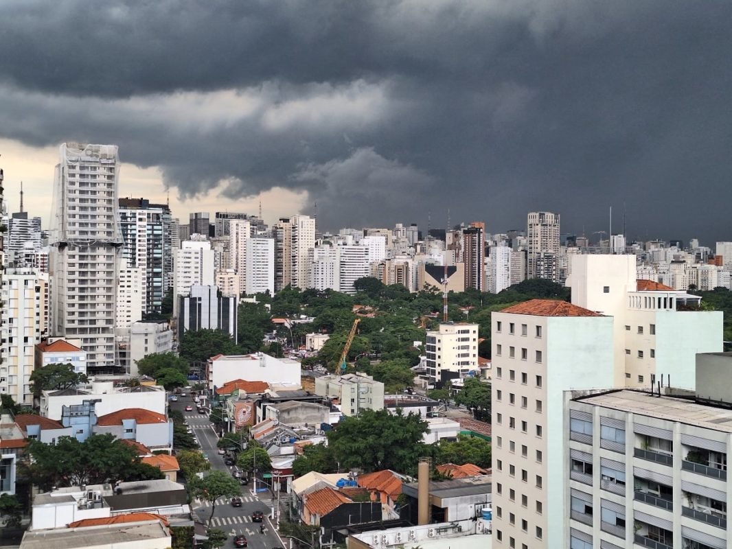 Imagem mostra nuvens carregadas sobre cidade - Metrópoles