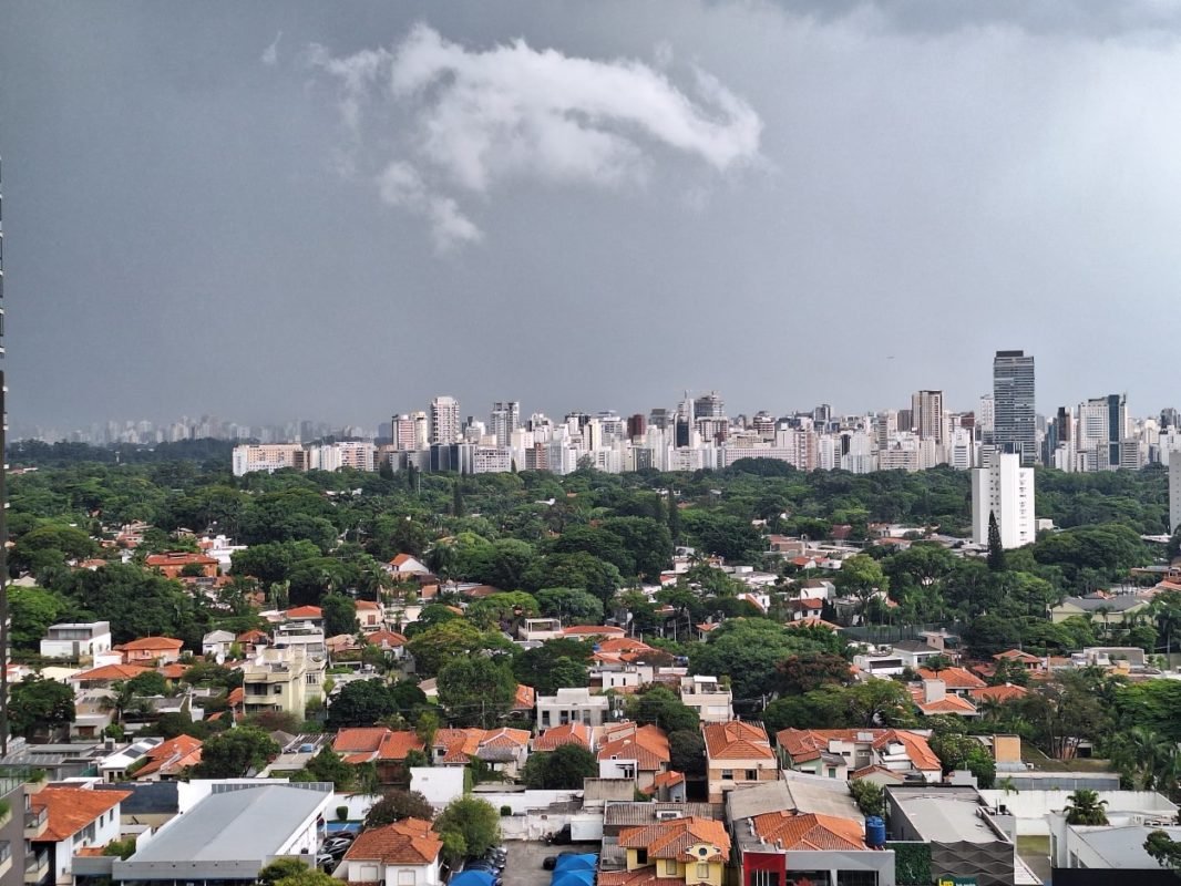 Imagem mostra nuvens carregadas sobre cidade - Metrópoles