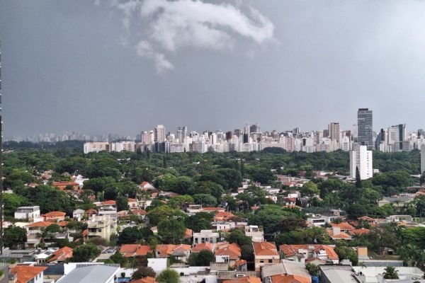 Imagem mostra nuvens carregadas sobre cidade de São Paulo antes de tempestade - Metrópoles