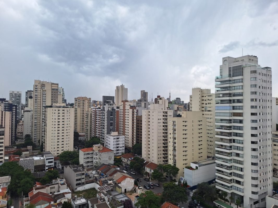 Imagem mostra nuvens carregadas sobre cidade - Metrópoles