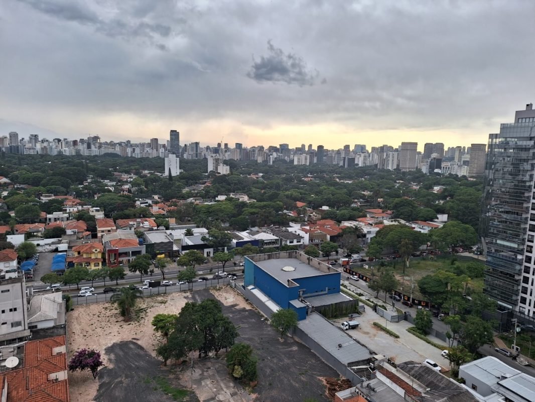 Imagem mostra nuvens carregadas sobre cidade - Metrópoles