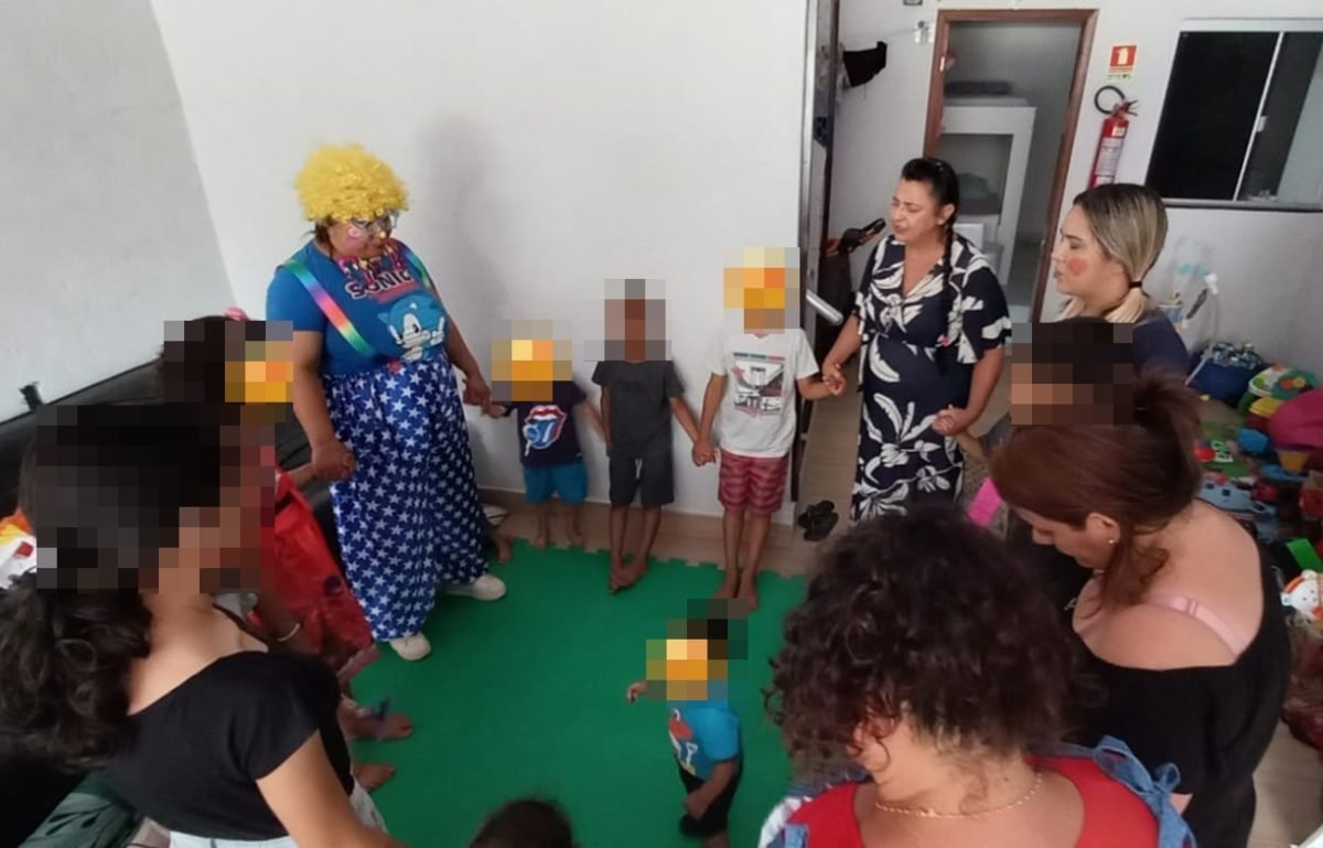 Imagem colorida de crianças em festa de aniversário