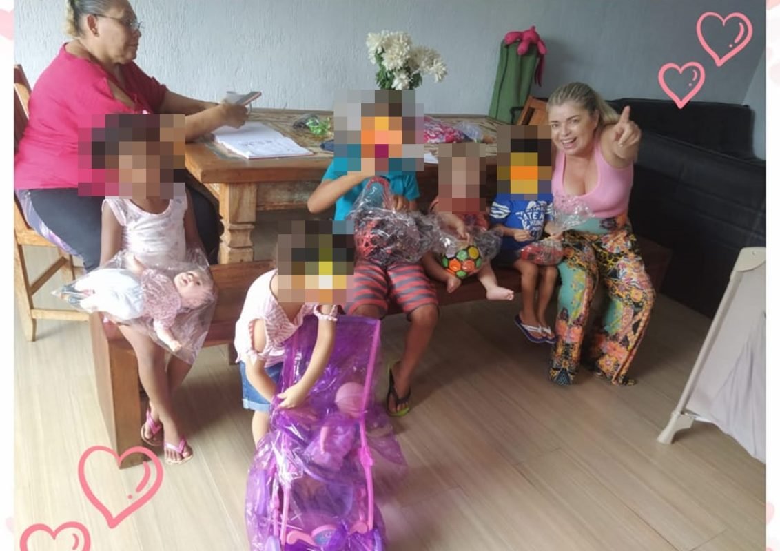 Imagem colorida de crianças em festa de aniversário