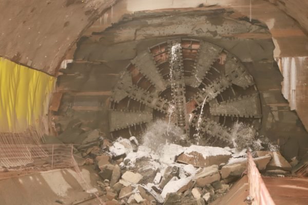Imagem mostra tatuzão escavando túnel do metrô - Metrópoles