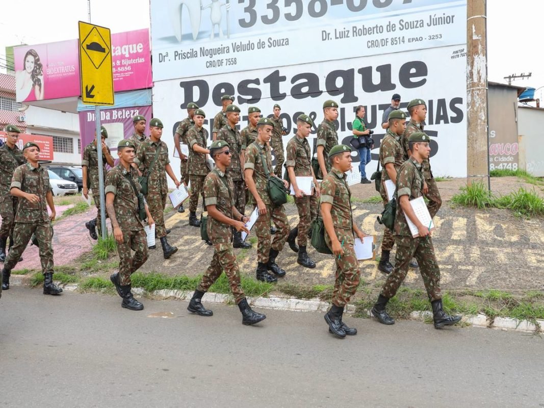 247 militares do Exército Brasileiro se uniram aos agentes de Vigilância Ambiental em Saúde (AVA) e foram às ruas de Samambaia e Ceilândia em combate aos focos do Aedes aegypti, mosquito transmissor da dengue