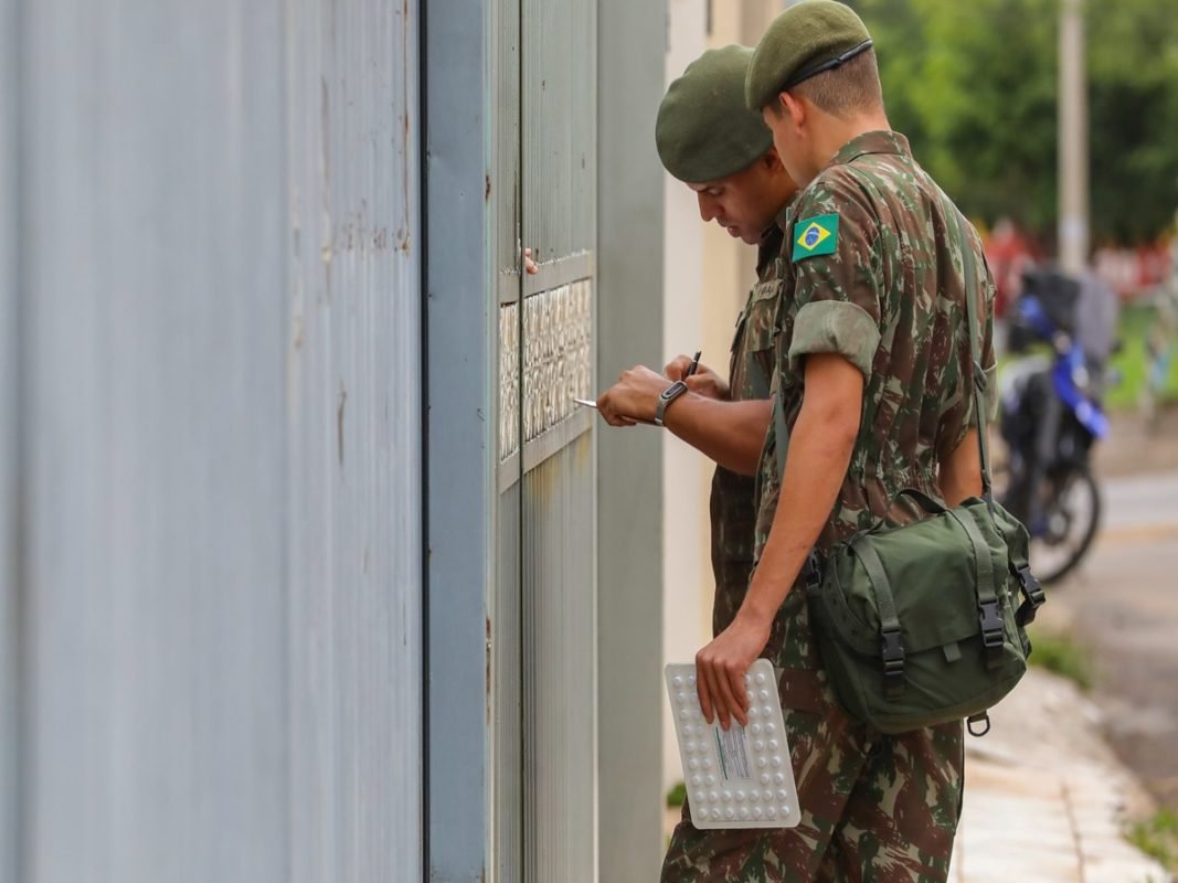 247 militares do Exército Brasileiro se uniram aos agentes de Vigilância Ambiental em Saúde (AVA) e foram às ruas de Samambaia e Ceilândia em combate aos focos do Aedes aegypti, mosquito transmissor da dengue