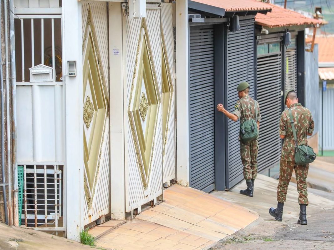 247 militares do Exército Brasileiro se uniram aos agentes de Vigilância Ambiental em Saúde (AVA) e foram às ruas de Samambaia e Ceilândia em combate aos focos do Aedes aegypti, mosquito transmissor da dengue