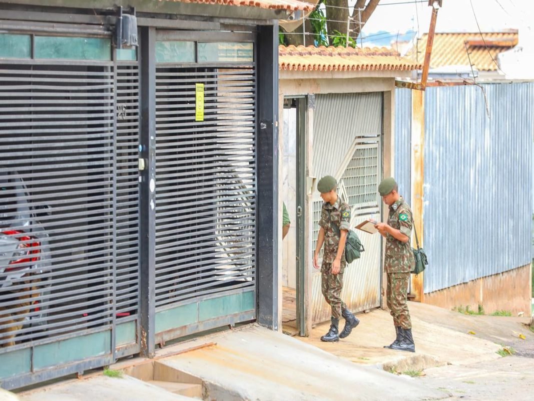 247 militares do Exército Brasileiro se uniram aos agentes de Vigilância Ambiental em Saúde (AVA) e foram às ruas de Samambaia e Ceilândia em combate aos focos do Aedes aegypti, mosquito transmissor da dengue