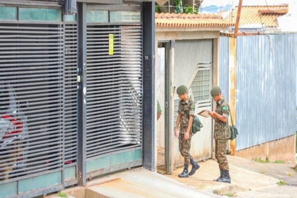 247 militares do Exército Brasileiro se uniram aos agentes de Vigilância Ambiental em Saúde (AVA) e foram às ruas de Samambaia e Ceilândia em combate aos focos do Aedes aegypti, mosquito transmissor da dengue