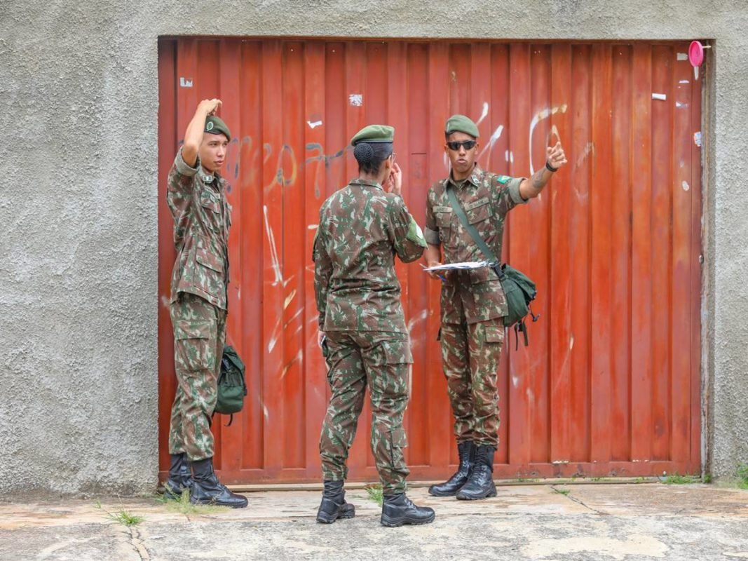 247 militares do Exército Brasileiro se uniram aos agentes de Vigilância Ambiental em Saúde (AVA) e foram às ruas de Samambaia e Ceilândia em combate aos focos do Aedes aegypti, mosquito transmissor da dengue