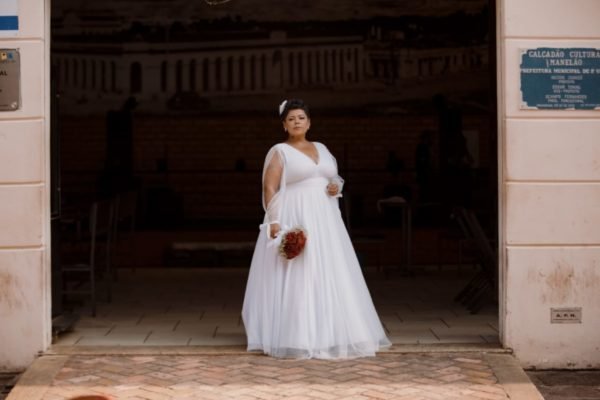 Noiva “se casa” sozinha após parceiro morrer um mês antes da data