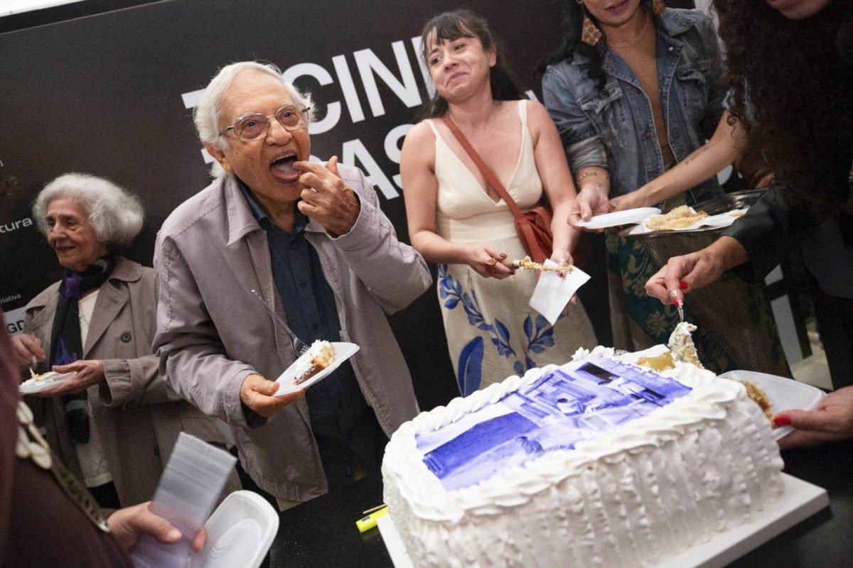 O cineasta e documentarista brasileiro Vladimir Carvalho completa 89 anos e é ovacionado por admiradores com uma festa de aniversário no Cine Brasília