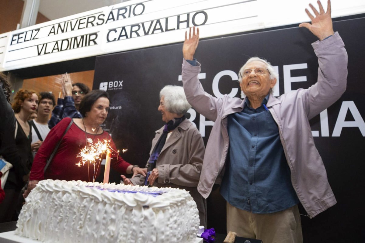 O cineasta e documentarista brasileiro Vladimir Carvalho completa 89 anos e é ovacionado por admiradores com uma festa de aniversário no Cine Brasília