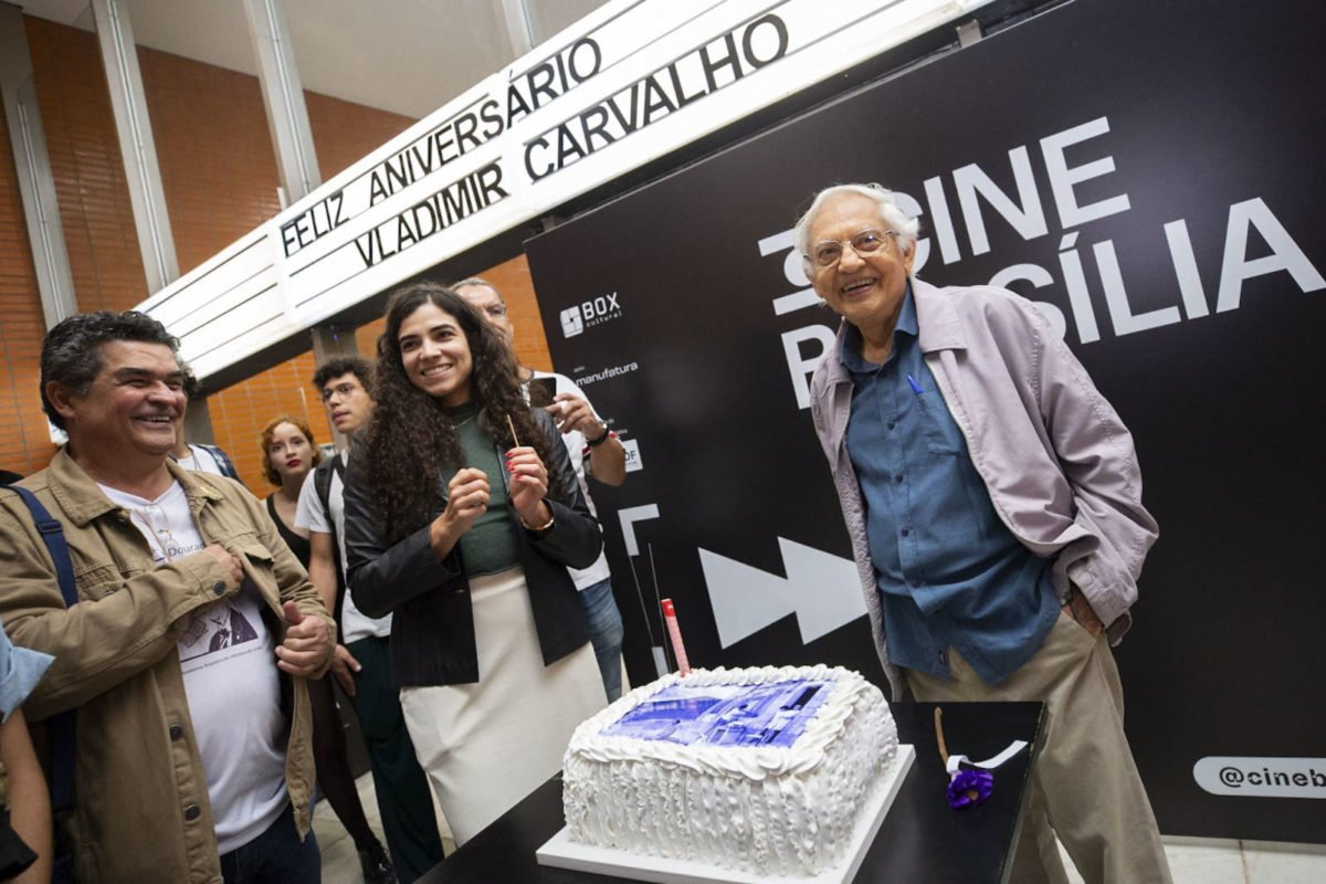 O cineasta e documentarista brasileiro Vladimir Carvalho completa 89 anos e é ovacionado por admiradores com uma festa de aniversário no Cine Brasília