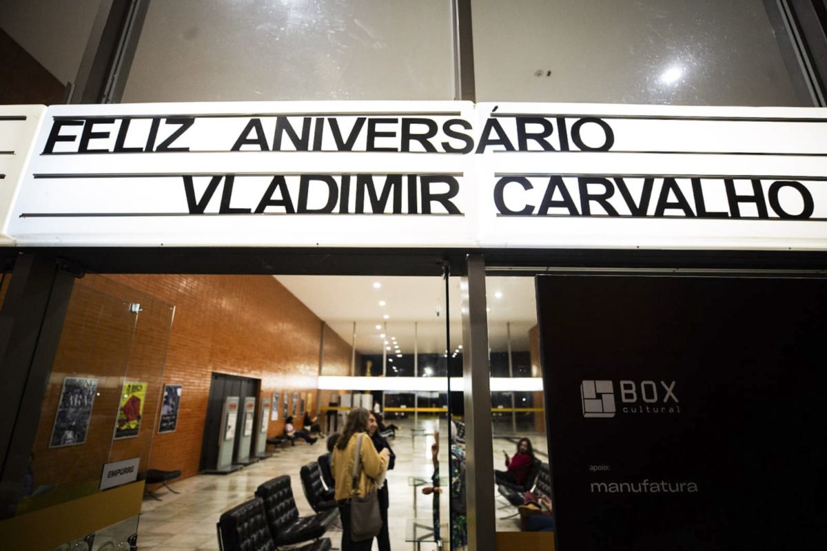 O cineasta e documentarista brasileiro Vladimir Carvalho completa 89 anos e é ovacionado por admiradores com uma festa de aniversário no Cine Brasília