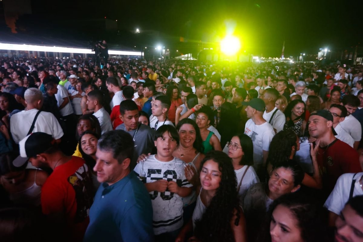 Público no show de Naiara Azevedo