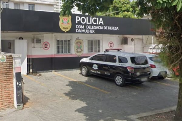 Foto colorida mostra DDM do Guarujá, onde caso de estupro coletivo está sendo apurado - Metrópoles