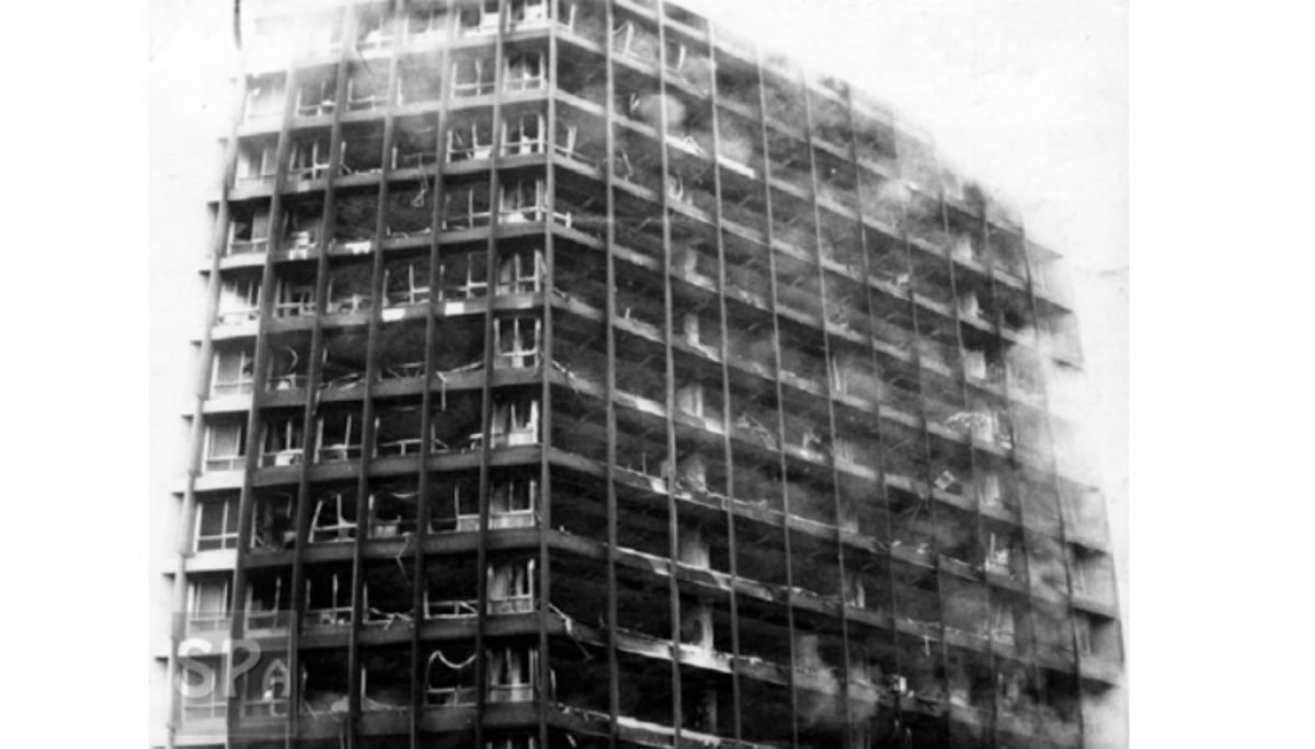 foto em preto e branco do incêndio no edifício Joelma, em SP, em 1974 - Metrópoles