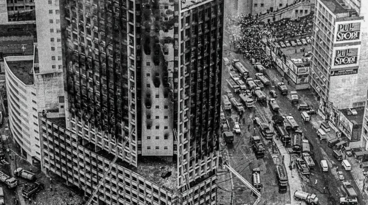 foto em preto e branco do incêndio no edifício Joelma, em SP, em 1974 - Metrópoles