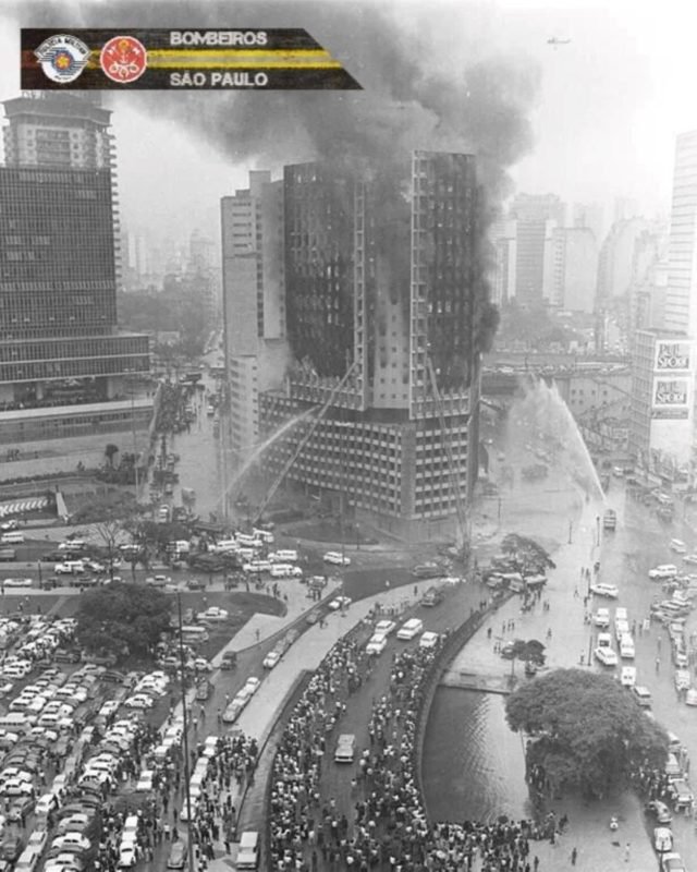 foto em preto e branco do incêndio no edifício Joelma, em SP, em 1974 - Metrópoles