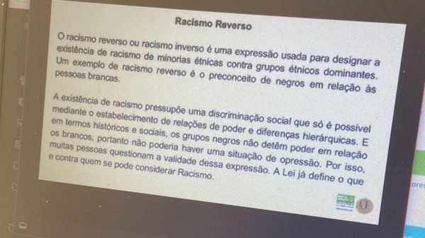 Print da antiga versão dos slides falando sobre "racismo reverso".