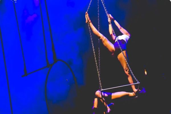 Imagem colorida de mulheres acrobatas em circo- Metrópoles