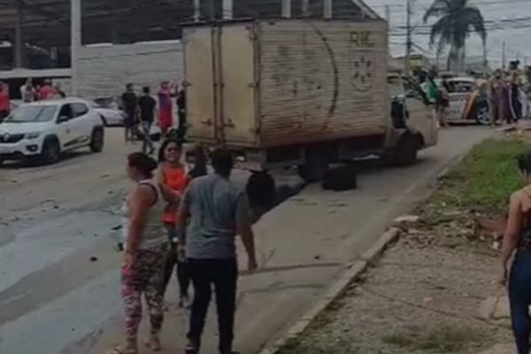 Caminhão batido após assaltantes tentarem fugir da Polícia em Vicente Pires