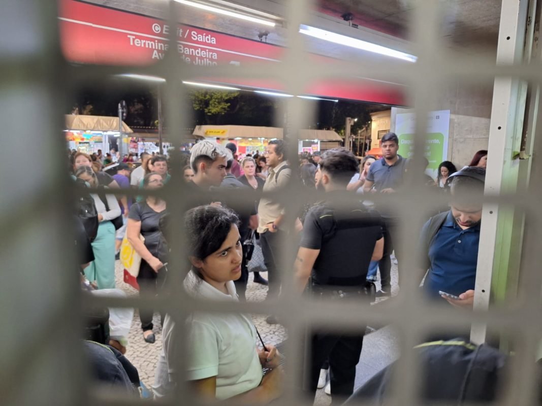 Imagem colorida mostra usuários do metrô enquanto estação está fechada - Metrópoles