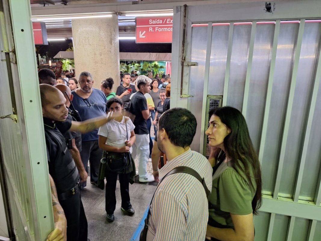 Imagem colorida mostra usuários do metrô enquanto estação está fechada - Metrópoles