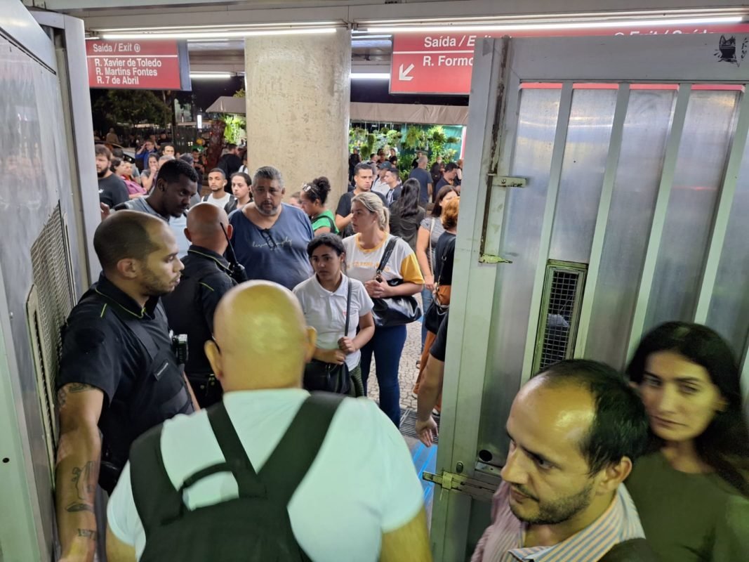 Imagem colorida mostra usuários do metrô enquanto estação está fechada - Metrópoles