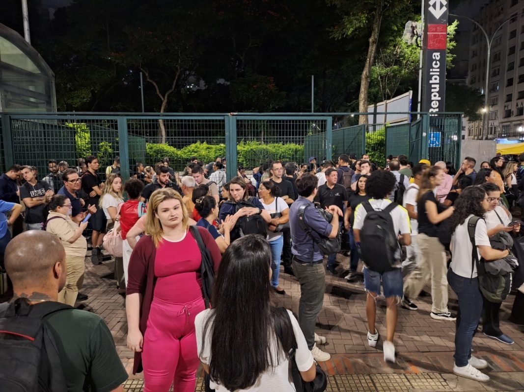 Imagem colorida mostra usuários do metrô enquanto estação está fechada - Metrópoles