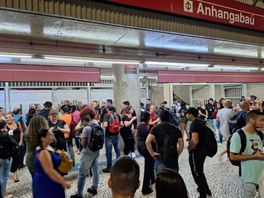 Imagem colorida mostra usuários do metrô enquanto estação está fechada - Metrópoles