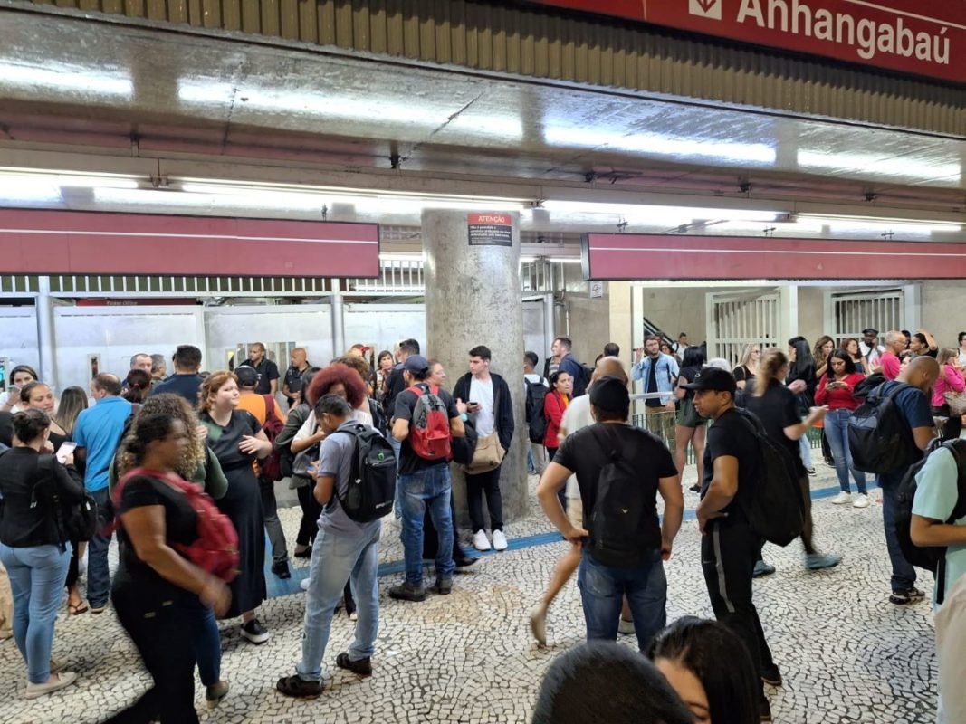 Imagem colorida mostra usuários do metrô enquanto estação está fechada - Metrópoles